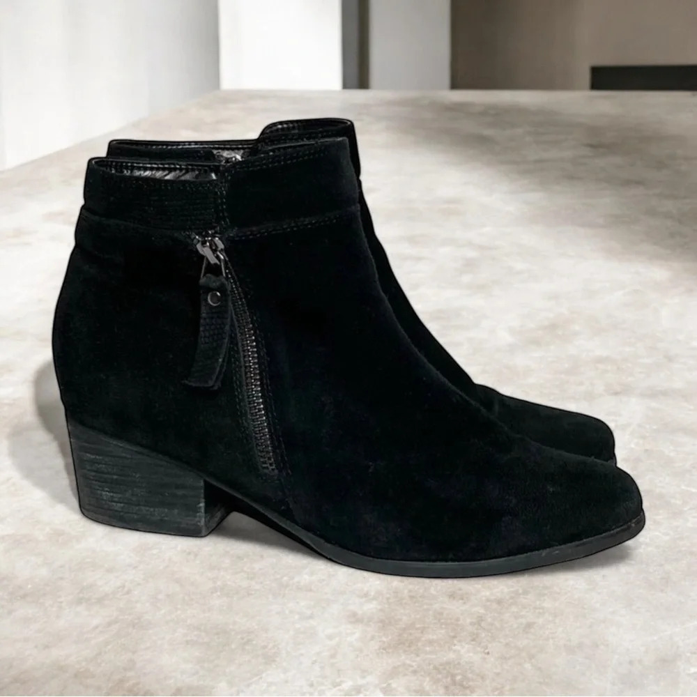 BLONDO Isaac Suede Ankle Booties Size 9.5 Block Heel Zip Up Waterproof Black